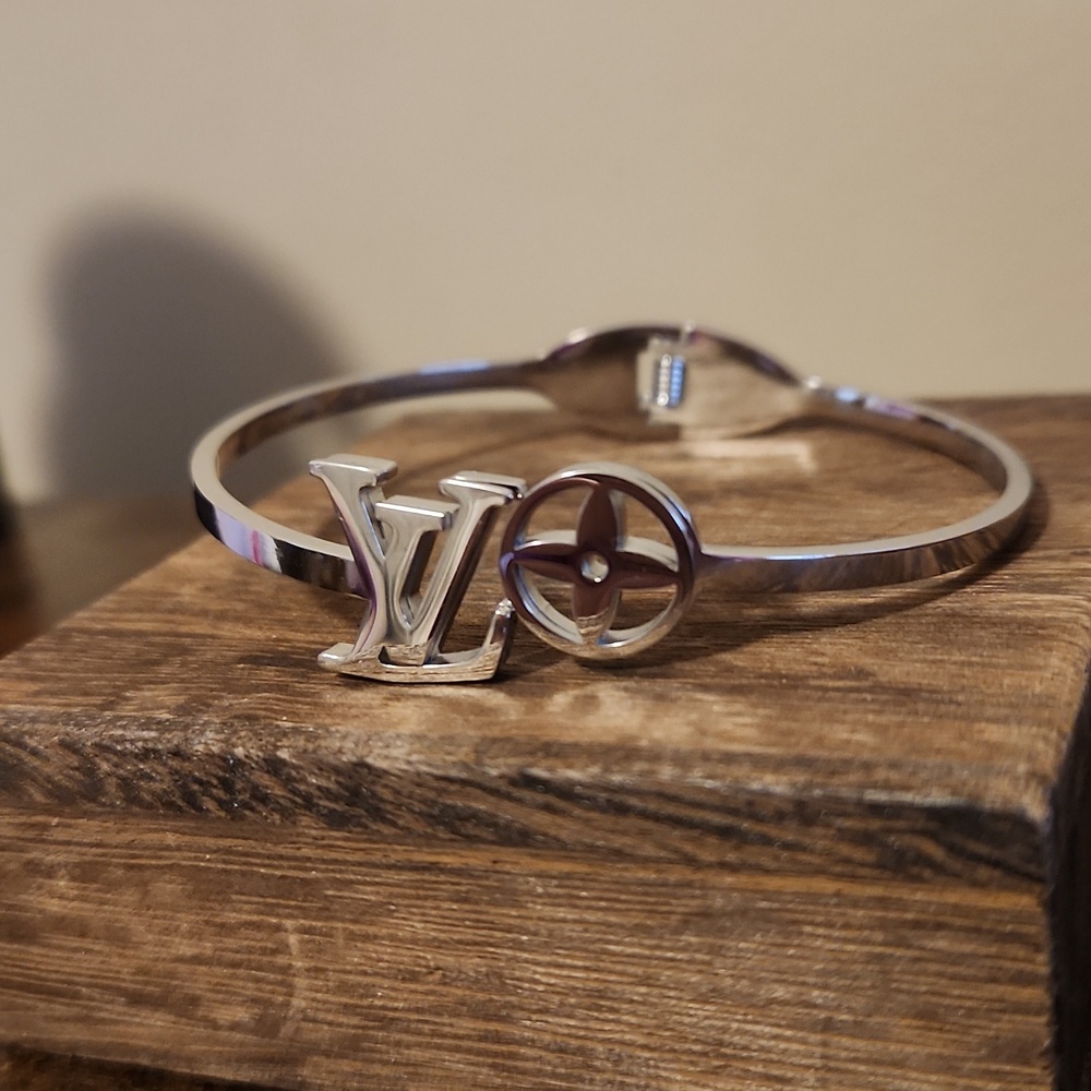 NWOT LADIES BANGLE BRACELET